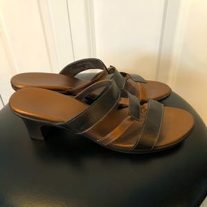 Munro two tone copper/brown sandal. Size 8 1/2